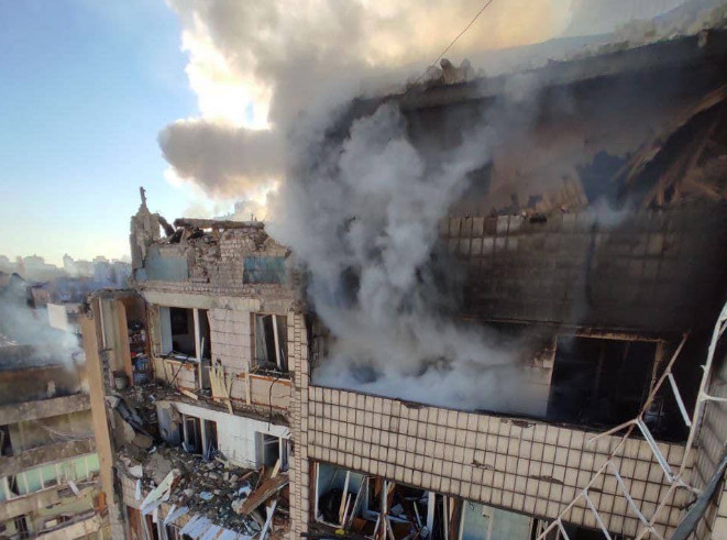 Νέος βομβαρδισμός πολυκατοικίας στο Κίεβο – Πληροφορίες για νεκρούς και τραυματίες