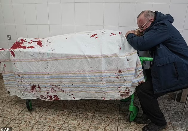 Ουκρανία: Η φωτογραφία του AP που ράγισε τις καρδιές μας – Πατέρας θρηνεί πάνω από τον νεκρό γιο του