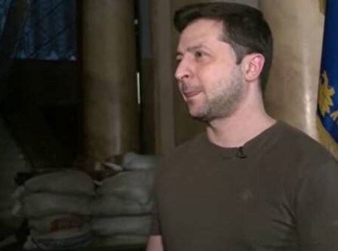 Πόλεμος στην Ουκρανία: Η συγκλονιστική στιγμή που ο Ζελένσκι μαθαίνει ότι η Ρωσία βομβαρδίζει τον πύργο στο Κίεβο