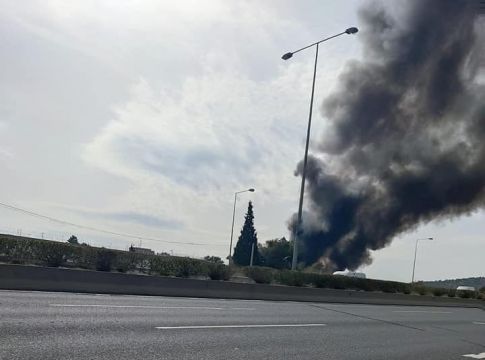 Μεγάλη πυρκαγιά σε μάντρα με οχήματα στα Ανω Λιόσια – Κλειστή η έξοδος προς Αττική Οδό