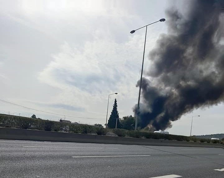 Μεγάλη πυρκαγιά σε μάντρα με οχήματα στα Ανω Λιόσια – Κλειστή η έξοδος προς Αττική Οδό