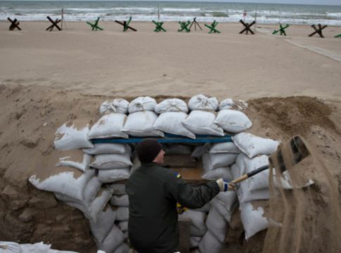 Ουκρανία: Ναυτικός αποκλεισμός της Οδησσού από τους Ρώσους – Έκρηξη στην παραλία