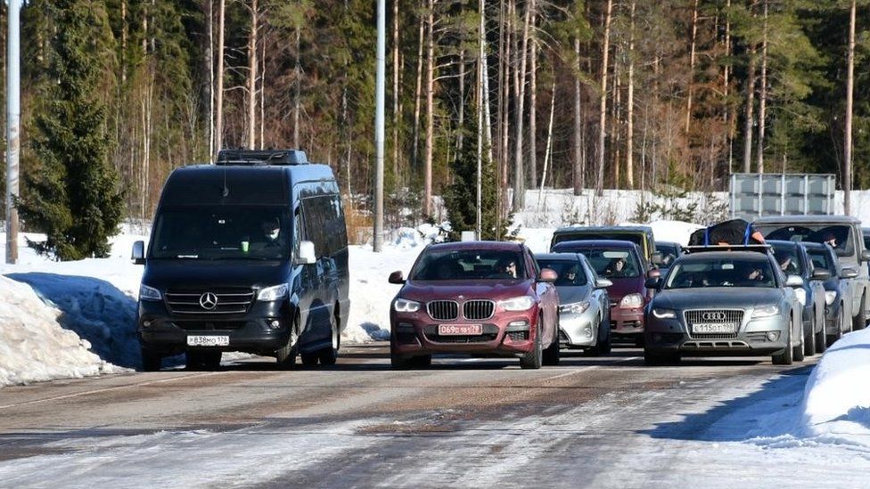Όπου φύγει φύγει οι Ρώσοι: Καταφεύγουν στη Φινλανδία υπό τον φόβο ότι ο Πούτιν θα επιβάλει στρατιωτικό νόμο