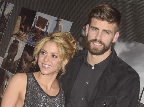 Αυτός είναι: Η Σακίρα με νέο άντρα στη θάλασσα (pics)