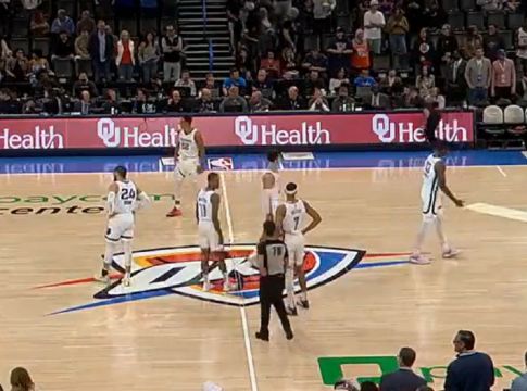Απίστευτη γκάφα στο NBA: Με λευκές εμφανίσεις και οι δυο ομάδες στο παρκέ (vid)