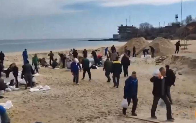Συγκλονιστικό βίντεο από την Οδησσό: Γεμίζουν σακιά με άμμο για την οχύρωση της πόλης υπό τους ήχους των Bon Jovi