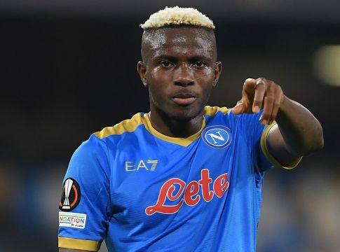Όσιμεν: Eνημέρωσε την Νάπολι για επαφές με Γιουνάιτεντ και Άρσεναλ