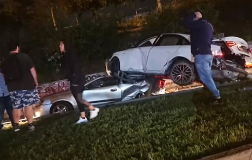 Τραγωδία: Αυτοκίνητο έπεσε από αερογέφυρα στην Πέτρου Ράλλη – Ένας νεκρός (Απίστευτες εικόνες)