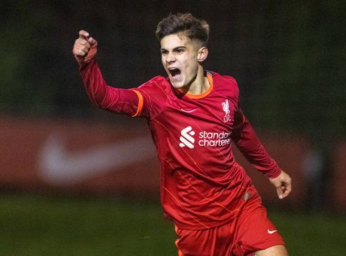 Το ball boy του ιστορικού Λίβερπουλ – Μπαρτσελόνα πετάει «φωτιές» με την U18 των reds (pic, vids)