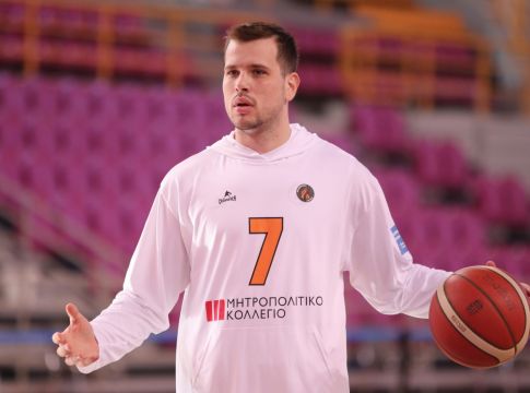 Το τρίποντο του Αγραβάνη, ο… διάλογος με τον αντίπαλο πάγκο και η τεχνική ποινή (vid)