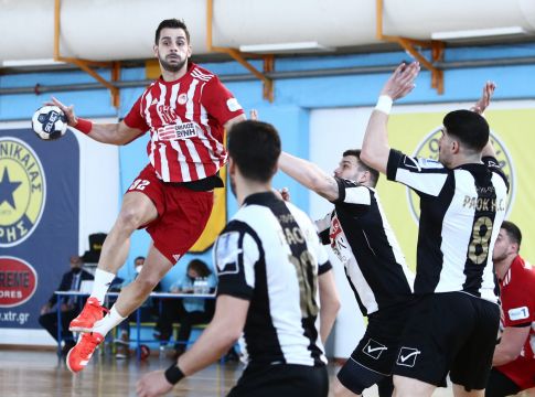 Ο Ολυμπιακός βάζει τον ΠΑΟΚ στη θέση του