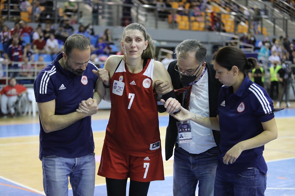 Ολυμπιακός: Στάθηκε άτυχη η Σπυριδοπούλου, αποχώρησε τραυματίας λίγο πριν το τέλος του τελικού (vid)