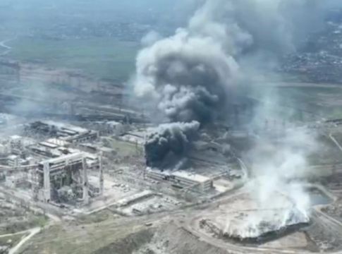 Η Ρωσία ανακοίνωσε κατάπαυση πυρός για την απομάκρυνση αμάχων από το εργοστάσιο Αζοφστάλ