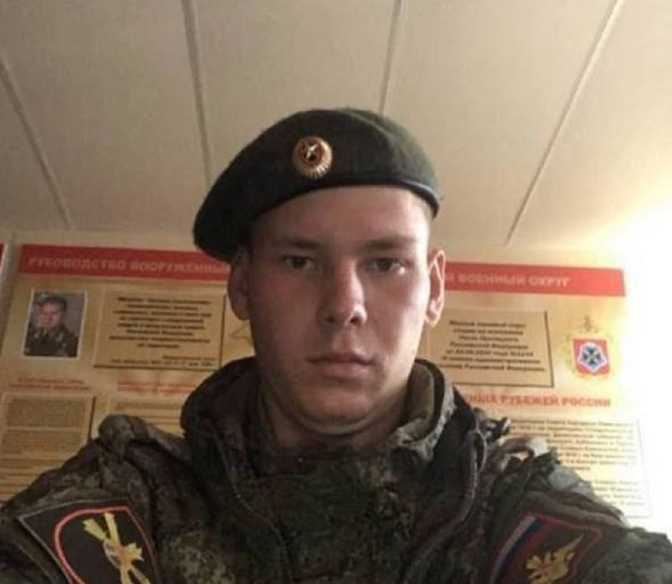 Πόλεμος στην Ουκρανία: Σάλος με τη φωτογραφία Ρώσου στρατιώτη που φέρεται να βίασε και να σκότωσε παιδί