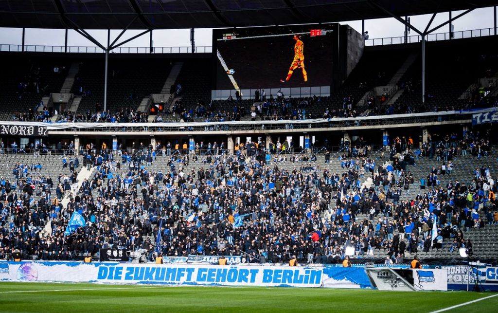 Οπαδοί Χέρτα Βερολίνου σε παίκτες: «Βγάλτε τις φανέλες»