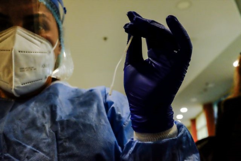 Κορωνοϊός: Τριπλά εμβολιασμένη μολύνθηκε από την «Όμικρον» μόλις 20 ημέρες μετά από λοίμωξη «Δέλτα»