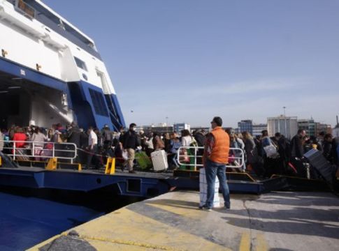 Κορωνοϊός: Ανοίγουν σύνορα και μαγαζιά, «κλείνουν» τα εμβολιαστικά κέντρα
