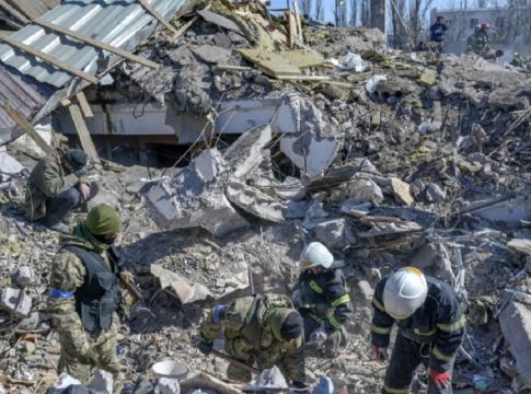 Ουκρανία: Νέα τραγωδία στο Μικολάιβ – Δέκα άμαχοι σκοτώθηκαν και 46 τραυματίστηκαν από ρωσικούς βομβαρδισμούς