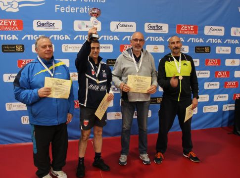 Χαλάρωσαν με τη ρακέτα βετεράνοι και ανεξάρτητοι στα πρωταθλήματα της Ε.Φ.Ο.Επ.Α.