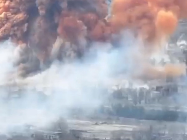 Συγκλονιστικό βίντεο από τη φωτιά σε τάνκερ με νιτρικό οξύ στη Ρουμπίζνε μετά από βομβαρδισμό