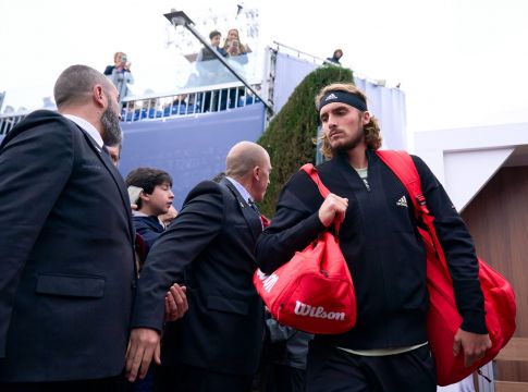 Απίθανος Τσιτσιπάς: Κρατούσε ομπρέλα, για να μη βρέχεται το ball boy (vid)