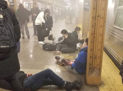 ΗΠΑ: Έναν 62χρονο αναζητούν οι Αρχές για τους πυροβολισμούς στο μετρό του Μπρούκλιν