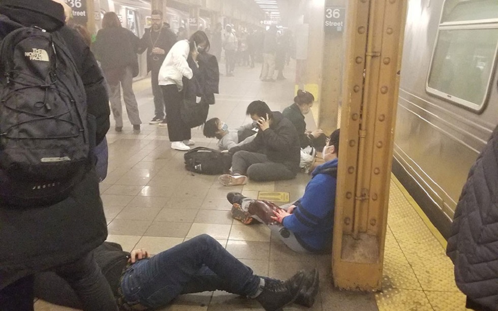 ΗΠΑ: Έναν 62χρονο αναζητούν οι Αρχές για τους πυροβολισμούς στο μετρό του Μπρούκλιν