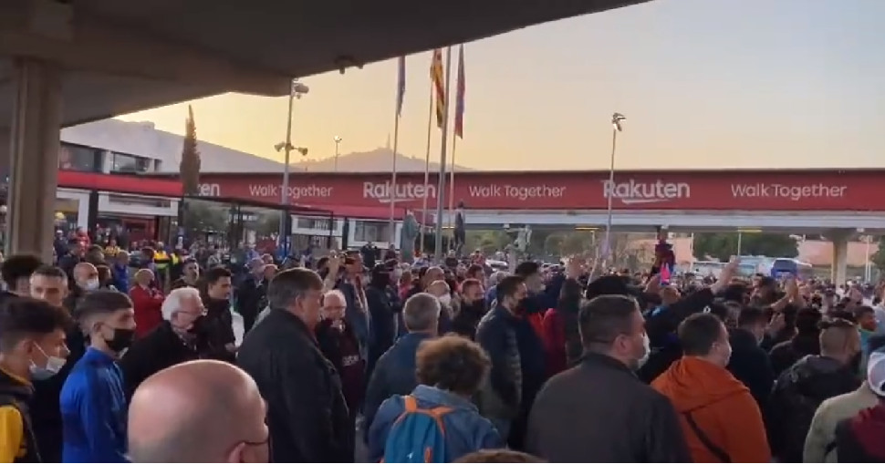 «Λαπόρτα παραιτήσου»: Οι οπαδοί της Μπαρτσελόνα διαδήλωσαν για την… εισβολή 30.000 Γερμανών