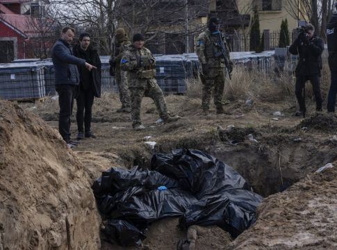 Μπούκα: Πτώματα τριών ανδρών με δεμένα τα χέρια βρέθηκαν θαμμένα κοντά στην πόλη