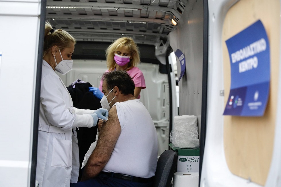 Κορωνοϊός: Τέλος από σήμερα το πρόστιμο των 100 ευρώ για τους ανεμβολίαστους άνω των 60 ετών