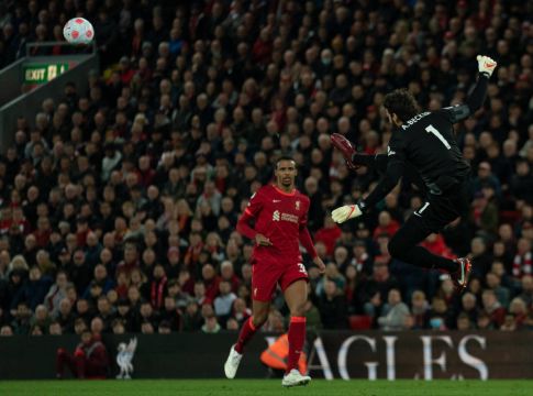 Η απόλυτη κατάντια για τη Γιουνάιτεντ: Ο Άλισον είχε πιο πολλές εύστοχες πάσες από όλο το κέντρο της (pics)