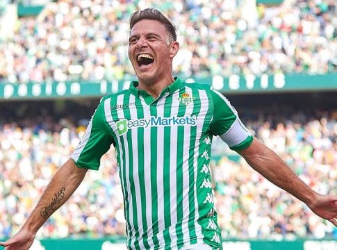 O Xοακίν τήρησε την παράδοση και φωτογραφήθηκε γυμνός με το Κύπελλο