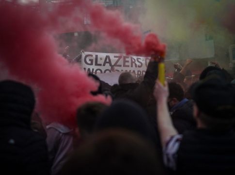 Γιατί οι οπαδοί της Γιουνάιτεντ διαδηλώνουν τόσο έντονα εναντίον των Γκλέιζερς (vids)