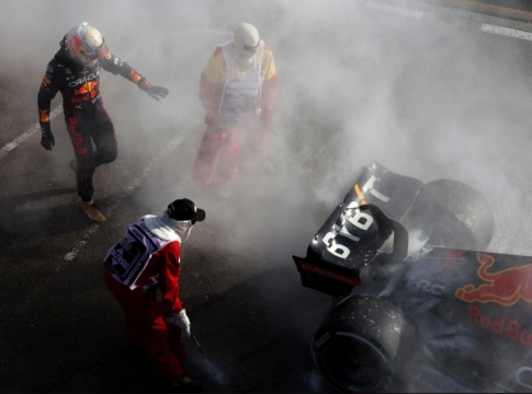 Φερστάπεν: «Είναι απαράδεκτο, είμαστε πολλά… χιλιόμετρα πίσω»