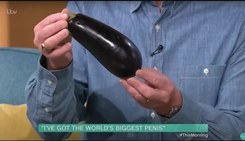 Ο άντρας με το μεγαλύτερο πέος στον κόσμο έδειξε dick pic του σε παρουσιαστές στην τηλεόραση
