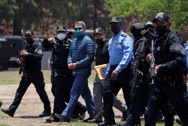 Ονδούρα: Με χειροπέδες μεταφέρθηκε ο πρώην πρόεδρος στις ΗΠΑ όπου θα δικαστεί για ναρκωτικά