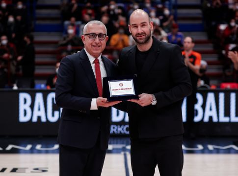 Η Αρμάνι Μιλάνο βράβευσε τον Βασίλη Σπανούλη πριν το τζάμπολ με την Μονακό (vid)