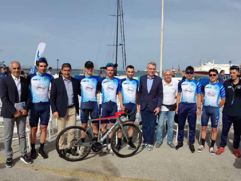 Γεύση από Ελλάδα με το μπλε της θάλασσας να «φωτίζει» την τελετή έναρξης του ΔΕΗ Ποδηλατικού Γύρου Ελλάδας