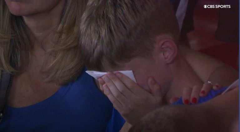 Τρομερή στιγμή στη Σεβίλλη: Πιτσιρικάς οπαδός της Ρέιντζερς κλαίει ασταμάτητα και η μητέρα του είναι εκεί με το… χαρτομάντηλο (pic, vid) | to10.gr