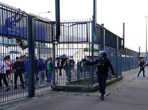 UEFA: «Μπλοκαρίστηκαν τα τουρνικέ από πλαστά εισιτήρια οπαδών της Λίβερπουλ»