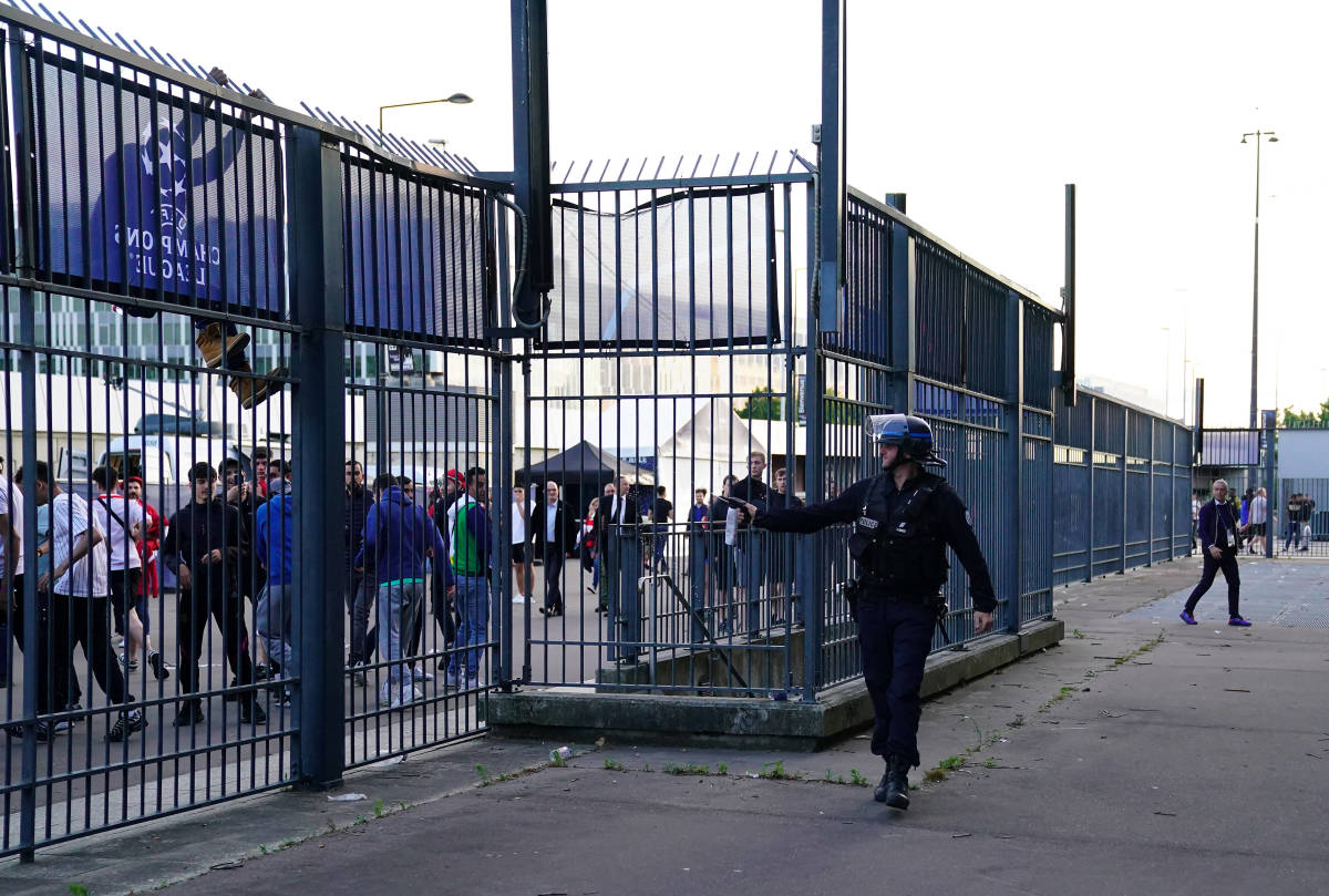 UEFA: «Μπλοκαρίστηκαν τα τουρνικέ από πλαστά εισιτήρια οπαδών της Λίβερπουλ»