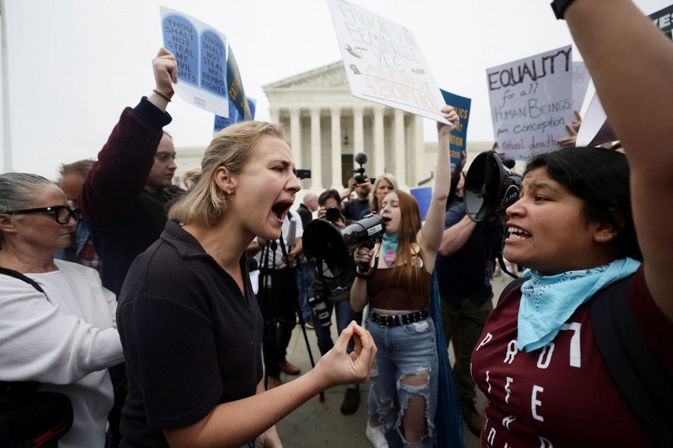 Αμβλώσεις: Σφοδρές αντιδράσεις στις ΗΠΑ για πιθανή άρση του δικαιώματος των γυναικών
