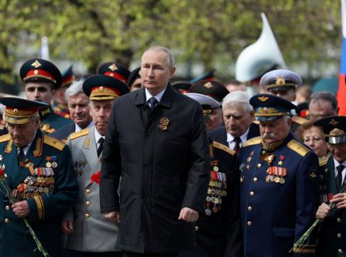 Πούτιν: Το μόνο που του απομένει είναι «η αηδιαστική λατρεία της νίκης» – Θα αρνηθούν οι Ρώσοι το «όπιο των μαζών»;