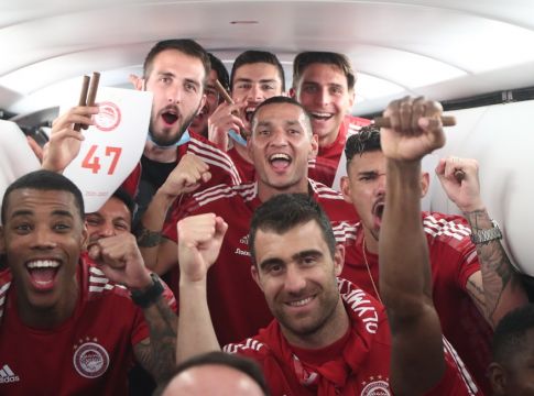 Ολυμπιακός: Το γλέντι των πρωταθλητών στο αεροπλάνο και για το Final 4 (vid)