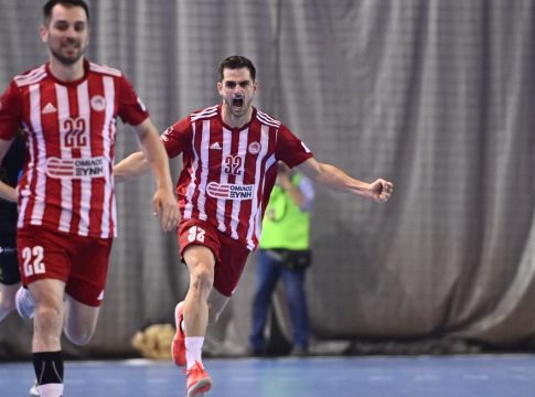 Τρομερός Ολυμπιακός, «πάτησε» την ΑΕΚ και έκανε το 1-0 στους τελικούς (26-29)