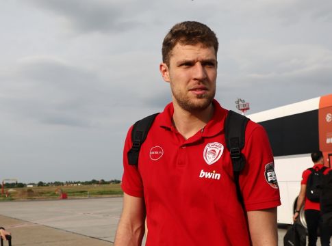 Βεζένκοφ: «Ζούμε ένα όνειρο – Ταλαντούχα ομάδα η Έφες» (vid)