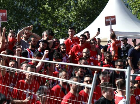 Οπαδοί του Ολυμπιακού τραγουδούν συνθήματα του Ερυθρού Αστέρα στη σερβική τηλεόραση (vid)