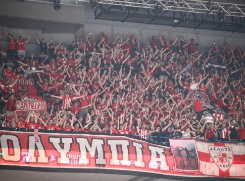 «Βράζει» η Stark Arena από τις φωνές των οπαδών του Ολυμπιακού (vids, pics)