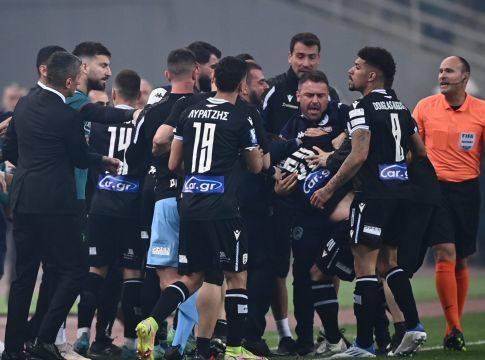 Τώρα πλακώνονται και οι παίκτες στο ΟΑΚΑ!
