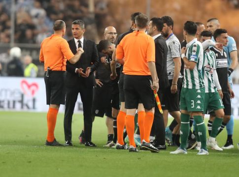 Όλοι μαζί παρακαλούσαν τον Λαόθ για να ξαναρχίσει το ματς- «Άλλη μια και το διέκοψα, οριστικά»